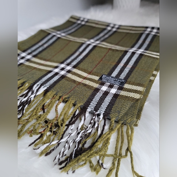 Authentic Burberry 100% Lampswool scarf - Picture 5 of 7